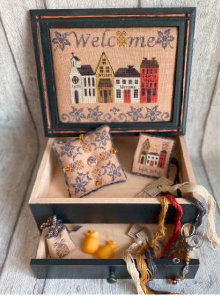 The Welcome Street Sewing Box & Pillow / Mani di Donna